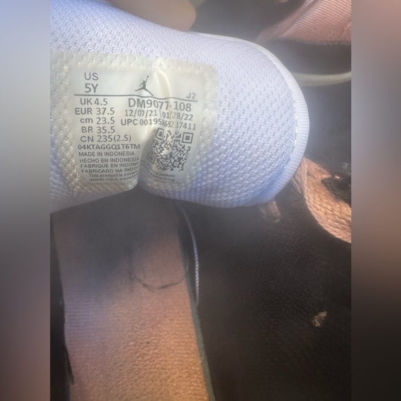 Air Jordan 1 Mid Madder Root (Gradeschool)
Size 5Y
EUC - Picture 6 of 6